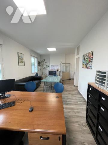 Un ensemble immobilier comprenant un local commercial refait à neuf:

Au rez-de-chaussée: 2 e...