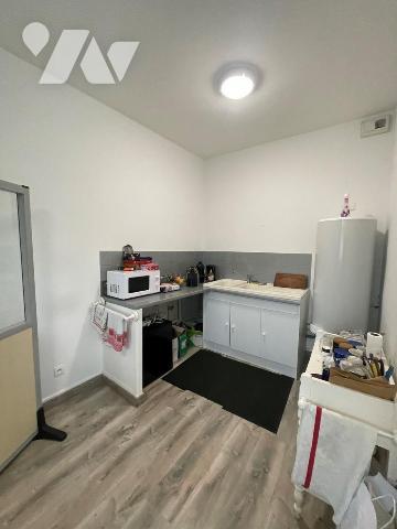 Un ensemble immobilier comprenant un local commercial refait à neuf:

Au rez-de-chaussée: 2 e...