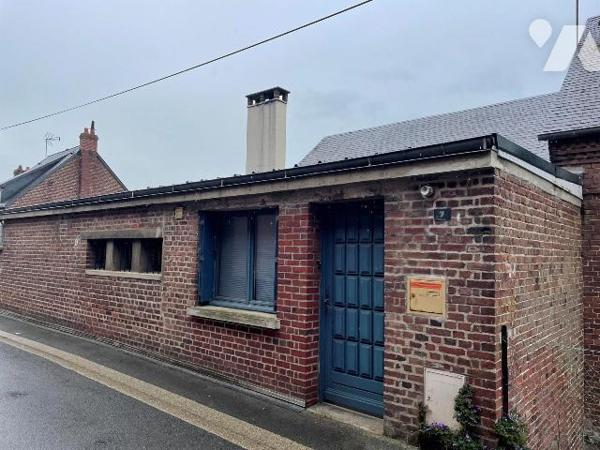 Un ensemble immobilier comprenant un local commercial refait à neuf:

Au rez-de-chaussée: 2 e...