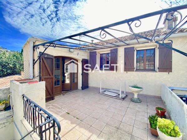 Appartement T4 avec terrasse plein centre.