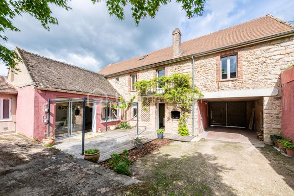 Vous serez charmé par cette très belle maison en pierre de taille située sur la très paisible commune de Chaumont (89340). L’ensemble des commodités se situe à 5 minutes, sur la commune de Champigny (89340). Vous y trouverez la gare ferroviaire menant à Paris Gare de Lyon / Paris Bercy (1h15 de trajet), l’école maternelle jusqu’à la fin de la primaire, épicerie, boulangeries, pharmacie, la poste, médecins.

Votre futur chez vous se démarque par une ambiance très chaleureuse de par son cachet d’antan présent dans l’ensemble de la propriété. 
La maison est composée d’une vaste entrée avec dressing, un wc séparé. Dans la continuité, un très beau double séjour de 70m2 environ qui saura vous ravir de par bien-sûr son volume généreux, sa luminosité naturellement présente grâce à sa grande baie vitrée donnant sur la terrasse ensoleillée. Pièce agrémentée de sa cheminée en pierre.  Accès à la belle cave voûtée située en dessous de la pièce de vie. Une cuisine séparée et équipée est présente. Accès direct à la terrasse possible aussi.  Profitez d’une vaste suite parentale de 17m2 avec accès là aussi un accès possible directement à l’extérieur. Une buanderie avec la chaufferie complètent le rez-de-chaussée. 

L’étage, agrémenté de son parquet véritable, dessert l’espace nuit composé de 3 chambres dont l’une d’une superficie de approximativement 24m2.  
Une pièce dressing est présente. Une salle de bains + douche et un wc séparé clos l’étage. 

Coté jardin : parcelle close et sans vis-à-vis avec une très belle terrasse de 30m2 pour profiter de beaux moments en famille et entre amis. Une petite dépendance est présente pour du stockage. 

Les autres + : 
- Chaudière au gaz changée en 2020 (garantie 10 ans) 
- Charme de l’ancien : tomettes, poutres, pierres 
- Luminosité naturelle 
- Tout à l’égout 
- Fibre optique 

Au delà des mots, le coup de coeur ne se raconte pas, il se vit !
