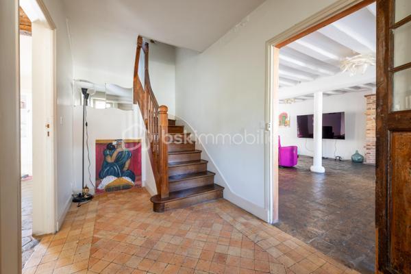 Vous serez charmé par cette très belle maison en pierre de taille située sur la très paisible commune de Chaumont (89340). L’ensemble des commodités se situe à 5 minutes, sur la commune de Champigny (89340). Vous y trouverez la gare ferroviaire menant à Paris Gare de Lyon / Paris Bercy (1h15 de trajet), l’école maternelle jusqu’à la fin de la primaire, épicerie, boulangeries, pharmacie, la poste, médecins.

Votre futur chez vous se démarque par une ambiance très chaleureuse de par son cachet d’antan présent dans l’ensemble de la propriété. 
La maison est composée d’une vaste entrée avec dressing, un wc séparé. Dans la continuité, un très beau double séjour de 70m2 environ qui saura vous ravir de par bien-sûr son volume généreux, sa luminosité naturellement présente grâce à sa grande baie vitrée donnant sur la terrasse ensoleillée. Pièce agrémentée de sa cheminée en pierre.  Accès à la belle cave voûtée située en dessous de la pièce de vie. Une cuisine séparée et équipée est présente. Accès direct à la terrasse possible aussi.  Profitez d’une vaste suite parentale de 17m2 avec accès là aussi un accès possible directement à l’extérieur. Une buanderie avec la chaufferie complètent le rez-de-chaussée. 

L’étage, agrémenté de son parquet véritable, dessert l’espace nuit composé de 3 chambres dont l’une d’une superficie de approximativement 24m2.  
Une pièce dressing est présente. Une salle de bains + douche et un wc séparé clos l’étage. 

Coté jardin : parcelle close et sans vis-à-vis avec une très belle terrasse de 30m2 pour profiter de beaux moments en famille et entre amis. Une petite dépendance est présente pour du stockage. 

Les autres + : 
- Chaudière au gaz changée en 2020 (garantie 10 ans) 
- Charme de l’ancien : tomettes, poutres, pierres 
- Luminosité naturelle 
- Tout à l’égout 
- Fibre optique 

Au delà des mots, le coup de coeur ne se raconte pas, il se vit !