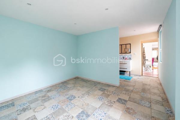 Vous serez charmé par cette très belle maison en pierre de taille située sur la très paisible commune de Chaumont (89340). L’ensemble des commodités se situe à 5 minutes, sur la commune de Champigny (89340). Vous y trouverez la gare ferroviaire menant à Paris Gare de Lyon / Paris Bercy (1h15 de trajet), l’école maternelle jusqu’à la fin de la primaire, épicerie, boulangeries, pharmacie, la poste, médecins.

Votre futur chez vous se démarque par une ambiance très chaleureuse de par son cachet d’antan présent dans l’ensemble de la propriété. 
La maison est composée d’une vaste entrée avec dressing, un wc séparé. Dans la continuité, un très beau double séjour de 70m2 environ qui saura vous ravir de par bien-sûr son volume généreux, sa luminosité naturellement présente grâce à sa grande baie vitrée donnant sur la terrasse ensoleillée. Pièce agrémentée de sa cheminée en pierre.  Accès à la belle cave voûtée située en dessous de la pièce de vie. Une cuisine séparée et équipée est présente. Accès direct à la terrasse possible aussi.  Profitez d’une vaste suite parentale de 17m2 avec accès là aussi un accès possible directement à l’extérieur. Une buanderie avec la chaufferie complètent le rez-de-chaussée. 

L’étage, agrémenté de son parquet véritable, dessert l’espace nuit composé de 3 chambres dont l’une d’une superficie de approximativement 24m2.  
Une pièce dressing est présente. Une salle de bains + douche et un wc séparé clos l’étage. 

Coté jardin : parcelle close et sans vis-à-vis avec une très belle terrasse de 30m2 pour profiter de beaux moments en famille et entre amis. Une petite dépendance est présente pour du stockage. 

Les autres + : 
- Chaudière au gaz changée en 2020 (garantie 10 ans) 
- Charme de l’ancien : tomettes, poutres, pierres 
- Luminosité naturelle 
- Tout à l’égout 
- Fibre optique 

Au delà des mots, le coup de coeur ne se raconte pas, il se vit !