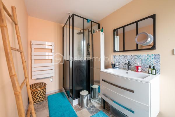 Vous serez charmé par cette très belle maison en pierre de taille située sur la très paisible commune de Chaumont (89340). L’ensemble des commodités se situe à 5 minutes, sur la commune de Champigny (89340). Vous y trouverez la gare ferroviaire menant à Paris Gare de Lyon / Paris Bercy (1h15 de trajet), l’école maternelle jusqu’à la fin de la primaire, épicerie, boulangeries, pharmacie, la poste, médecins.

Votre futur chez vous se démarque par une ambiance très chaleureuse de par son cachet d’antan présent dans l’ensemble de la propriété. 
La maison est composée d’une vaste entrée avec dressing, un wc séparé. Dans la continuité, un très beau double séjour de 70m2 environ qui saura vous ravir de par bien-sûr son volume généreux, sa luminosité naturellement présente grâce à sa grande baie vitrée donnant sur la terrasse ensoleillée. Pièce agrémentée de sa cheminée en pierre.  Accès à la belle cave voûtée située en dessous de la pièce de vie. Une cuisine séparée et équipée est présente. Accès direct à la terrasse possible aussi.  Profitez d’une vaste suite parentale de 17m2 avec accès là aussi un accès possible directement à l’extérieur. Une buanderie avec la chaufferie complètent le rez-de-chaussée. 

L’étage, agrémenté de son parquet véritable, dessert l’espace nuit composé de 3 chambres dont l’une d’une superficie de approximativement 24m2.  
Une pièce dressing est présente. Une salle de bains + douche et un wc séparé clos l’étage. 

Coté jardin : parcelle close et sans vis-à-vis avec une très belle terrasse de 30m2 pour profiter de beaux moments en famille et entre amis. Une petite dépendance est présente pour du stockage. 

Les autres + : 
- Chaudière au gaz changée en 2020 (garantie 10 ans) 
- Charme de l’ancien : tomettes, poutres, pierres 
- Luminosité naturelle 
- Tout à l’égout 
- Fibre optique 

Au delà des mots, le coup de coeur ne se raconte pas, il se vit !