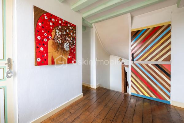 Vous serez charmé par cette très belle maison en pierre de taille située sur la très paisible commune de Chaumont (89340). L’ensemble des commodités se situe à 5 minutes, sur la commune de Champigny (89340). Vous y trouverez la gare ferroviaire menant à Paris Gare de Lyon / Paris Bercy (1h15 de trajet), l’école maternelle jusqu’à la fin de la primaire, épicerie, boulangeries, pharmacie, la poste, médecins.

Votre futur chez vous se démarque par une ambiance très chaleureuse de par son cachet d’antan présent dans l’ensemble de la propriété. 
La maison est composée d’une vaste entrée avec dressing, un wc séparé. Dans la continuité, un très beau double séjour de 70m2 environ qui saura vous ravir de par bien-sûr son volume généreux, sa luminosité naturellement présente grâce à sa grande baie vitrée donnant sur la terrasse ensoleillée. Pièce agrémentée de sa cheminée en pierre.  Accès à la belle cave voûtée située en dessous de la pièce de vie. Une cuisine séparée et équipée est présente. Accès direct à la terrasse possible aussi.  Profitez d’une vaste suite parentale de 17m2 avec accès là aussi un accès possible directement à l’extérieur. Une buanderie avec la chaufferie complètent le rez-de-chaussée. 

L’étage, agrémenté de son parquet véritable, dessert l’espace nuit composé de 3 chambres dont l’une d’une superficie de approximativement 24m2.  
Une pièce dressing est présente. Une salle de bains + douche et un wc séparé clos l’étage. 

Coté jardin : parcelle close et sans vis-à-vis avec une très belle terrasse de 30m2 pour profiter de beaux moments en famille et entre amis. Une petite dépendance est présente pour du stockage. 

Les autres + : 
- Chaudière au gaz changée en 2020 (garantie 10 ans) 
- Charme de l’ancien : tomettes, poutres, pierres 
- Luminosité naturelle 
- Tout à l’égout 
- Fibre optique 

Au delà des mots, le coup de coeur ne se raconte pas, il se vit !