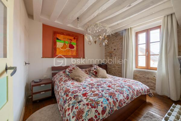 Vous serez charmé par cette très belle maison en pierre de taille située sur la très paisible commune de Chaumont (89340). L’ensemble des commodités se situe à 5 minutes, sur la commune de Champigny (89340). Vous y trouverez la gare ferroviaire menant à Paris Gare de Lyon / Paris Bercy (1h15 de trajet), l’école maternelle jusqu’à la fin de la primaire, épicerie, boulangeries, pharmacie, la poste, médecins.

Votre futur chez vous se démarque par une ambiance très chaleureuse de par son cachet d’antan présent dans l’ensemble de la propriété. 
La maison est composée d’une vaste entrée avec dressing, un wc séparé. Dans la continuité, un très beau double séjour de 70m2 environ qui saura vous ravir de par bien-sûr son volume généreux, sa luminosité naturellement présente grâce à sa grande baie vitrée donnant sur la terrasse ensoleillée. Pièce agrémentée de sa cheminée en pierre.  Accès à la belle cave voûtée située en dessous de la pièce de vie. Une cuisine séparée et équipée est présente. Accès direct à la terrasse possible aussi.  Profitez d’une vaste suite parentale de 17m2 avec accès là aussi un accès possible directement à l’extérieur. Une buanderie avec la chaufferie complètent le rez-de-chaussée. 

L’étage, agrémenté de son parquet véritable, dessert l’espace nuit composé de 3 chambres dont l’une d’une superficie de approximativement 24m2.  
Une pièce dressing est présente. Une salle de bains + douche et un wc séparé clos l’étage. 

Coté jardin : parcelle close et sans vis-à-vis avec une très belle terrasse de 30m2 pour profiter de beaux moments en famille et entre amis. Une petite dépendance est présente pour du stockage. 

Les autres + : 
- Chaudière au gaz changée en 2020 (garantie 10 ans) 
- Charme de l’ancien : tomettes, poutres, pierres 
- Luminosité naturelle 
- Tout à l’égout 
- Fibre optique 

Au delà des mots, le coup de coeur ne se raconte pas, il se vit !