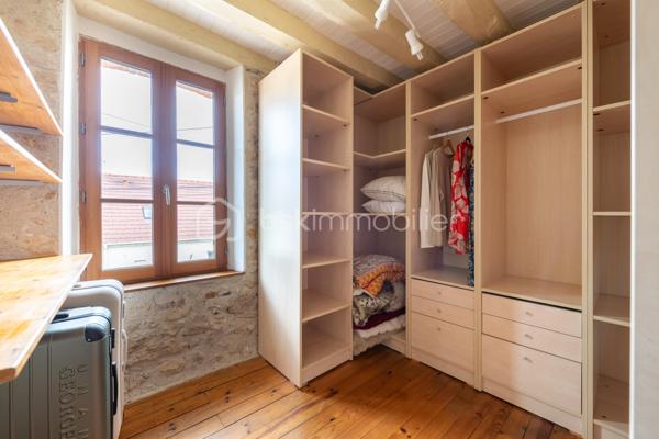Vous serez charmé par cette très belle maison en pierre de taille située sur la très paisible commune de Chaumont (89340). L’ensemble des commodités se situe à 5 minutes, sur la commune de Champigny (89340). Vous y trouverez la gare ferroviaire menant à Paris Gare de Lyon / Paris Bercy (1h15 de trajet), l’école maternelle jusqu’à la fin de la primaire, épicerie, boulangeries, pharmacie, la poste, médecins.

Votre futur chez vous se démarque par une ambiance très chaleureuse de par son cachet d’antan présent dans l’ensemble de la propriété. 
La maison est composée d’une vaste entrée avec dressing, un wc séparé. Dans la continuité, un très beau double séjour de 70m2 environ qui saura vous ravir de par bien-sûr son volume généreux, sa luminosité naturellement présente grâce à sa grande baie vitrée donnant sur la terrasse ensoleillée. Pièce agrémentée de sa cheminée en pierre.  Accès à la belle cave voûtée située en dessous de la pièce de vie. Une cuisine séparée et équipée est présente. Accès direct à la terrasse possible aussi.  Profitez d’une vaste suite parentale de 17m2 avec accès là aussi un accès possible directement à l’extérieur. Une buanderie avec la chaufferie complètent le rez-de-chaussée. 

L’étage, agrémenté de son parquet véritable, dessert l’espace nuit composé de 3 chambres dont l’une d’une superficie de approximativement 24m2.  
Une pièce dressing est présente. Une salle de bains + douche et un wc séparé clos l’étage. 

Coté jardin : parcelle close et sans vis-à-vis avec une très belle terrasse de 30m2 pour profiter de beaux moments en famille et entre amis. Une petite dépendance est présente pour du stockage. 

Les autres + : 
- Chaudière au gaz changée en 2020 (garantie 10 ans) 
- Charme de l’ancien : tomettes, poutres, pierres 
- Luminosité naturelle 
- Tout à l’égout 
- Fibre optique 

Au delà des mots, le coup de coeur ne se raconte pas, il se vit !