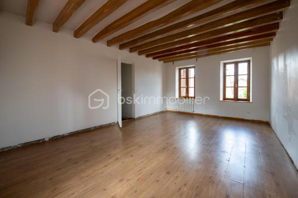 Vous serez charmé par cette très belle maison en pierre de taille située sur la très paisible commune de Chaumont (89340). L’ensemble des commodités se situe à 5 minutes, sur la commune de Champigny (89340). Vous y trouverez la gare ferroviaire menant à Paris Gare de Lyon / Paris Bercy (1h15 de trajet), l’école maternelle jusqu’à la fin de la primaire, épicerie, boulangeries, pharmacie, la poste, médecins.

Votre futur chez vous se démarque par une ambiance très chaleureuse de par son cachet d’antan présent dans l’ensemble de la propriété. 
La maison est composée d’une vaste entrée avec dressing, un wc séparé. Dans la continuité, un très beau double séjour de 70m2 environ qui saura vous ravir de par bien-sûr son volume généreux, sa luminosité naturellement présente grâce à sa grande baie vitrée donnant sur la terrasse ensoleillée. Pièce agrémentée de sa cheminée en pierre.  Accès à la belle cave voûtée située en dessous de la pièce de vie. Une cuisine séparée et équipée est présente. Accès direct à la terrasse possible aussi.  Profitez d’une vaste suite parentale de 17m2 avec accès là aussi un accès possible directement à l’extérieur. Une buanderie avec la chaufferie complètent le rez-de-chaussée. 

L’étage, agrémenté de son parquet véritable, dessert l’espace nuit composé de 3 chambres dont l’une d’une superficie de approximativement 24m2.  
Une pièce dressing est présente. Une salle de bains + douche et un wc séparé clos l’étage. 

Coté jardin : parcelle close et sans vis-à-vis avec une très belle terrasse de 30m2 pour profiter de beaux moments en famille et entre amis. Une petite dépendance est présente pour du stockage. 

Les autres + : 
- Chaudière au gaz changée en 2020 (garantie 10 ans) 
- Charme de l’ancien : tomettes, poutres, pierres 
- Luminosité naturelle 
- Tout à l’égout 
- Fibre optique 

Au delà des mots, le coup de coeur ne se raconte pas, il se vit !