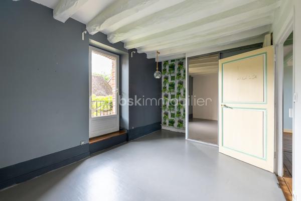 Vous serez charmé par cette très belle maison en pierre de taille située sur la très paisible commune de Chaumont (89340). L’ensemble des commodités se situe à 5 minutes, sur la commune de Champigny (89340). Vous y trouverez la gare ferroviaire menant à Paris Gare de Lyon / Paris Bercy (1h15 de trajet), l’école maternelle jusqu’à la fin de la primaire, épicerie, boulangeries, pharmacie, la poste, médecins.

Votre futur chez vous se démarque par une ambiance très chaleureuse de par son cachet d’antan présent dans l’ensemble de la propriété. 
La maison est composée d’une vaste entrée avec dressing, un wc séparé. Dans la continuité, un très beau double séjour de 70m2 environ qui saura vous ravir de par bien-sûr son volume généreux, sa luminosité naturellement présente grâce à sa grande baie vitrée donnant sur la terrasse ensoleillée. Pièce agrémentée de sa cheminée en pierre.  Accès à la belle cave voûtée située en dessous de la pièce de vie. Une cuisine séparée et équipée est présente. Accès direct à la terrasse possible aussi.  Profitez d’une vaste suite parentale de 17m2 avec accès là aussi un accès possible directement à l’extérieur. Une buanderie avec la chaufferie complètent le rez-de-chaussée. 

L’étage, agrémenté de son parquet véritable, dessert l’espace nuit composé de 3 chambres dont l’une d’une superficie de approximativement 24m2.  
Une pièce dressing est présente. Une salle de bains + douche et un wc séparé clos l’étage. 

Coté jardin : parcelle close et sans vis-à-vis avec une très belle terrasse de 30m2 pour profiter de beaux moments en famille et entre amis. Une petite dépendance est présente pour du stockage. 

Les autres + : 
- Chaudière au gaz changée en 2020 (garantie 10 ans) 
- Charme de l’ancien : tomettes, poutres, pierres 
- Luminosité naturelle 
- Tout à l’égout 
- Fibre optique 

Au delà des mots, le coup de coeur ne se raconte pas, il se vit !