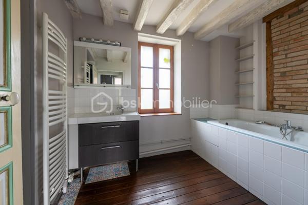 Vous serez charmé par cette très belle maison en pierre de taille située sur la très paisible commune de Chaumont (89340). L’ensemble des commodités se situe à 5 minutes, sur la commune de Champigny (89340). Vous y trouverez la gare ferroviaire menant à Paris Gare de Lyon / Paris Bercy (1h15 de trajet), l’école maternelle jusqu’à la fin de la primaire, épicerie, boulangeries, pharmacie, la poste, médecins.

Votre futur chez vous se démarque par une ambiance très chaleureuse de par son cachet d’antan présent dans l’ensemble de la propriété. 
La maison est composée d’une vaste entrée avec dressing, un wc séparé. Dans la continuité, un très beau double séjour de 70m2 environ qui saura vous ravir de par bien-sûr son volume généreux, sa luminosité naturellement présente grâce à sa grande baie vitrée donnant sur la terrasse ensoleillée. Pièce agrémentée de sa cheminée en pierre.  Accès à la belle cave voûtée située en dessous de la pièce de vie. Une cuisine séparée et équipée est présente. Accès direct à la terrasse possible aussi.  Profitez d’une vaste suite parentale de 17m2 avec accès là aussi un accès possible directement à l’extérieur. Une buanderie avec la chaufferie complètent le rez-de-chaussée. 

L’étage, agrémenté de son parquet véritable, dessert l’espace nuit composé de 3 chambres dont l’une d’une superficie de approximativement 24m2.  
Une pièce dressing est présente. Une salle de bains + douche et un wc séparé clos l’étage. 

Coté jardin : parcelle close et sans vis-à-vis avec une très belle terrasse de 30m2 pour profiter de beaux moments en famille et entre amis. Une petite dépendance est présente pour du stockage. 

Les autres + : 
- Chaudière au gaz changée en 2020 (garantie 10 ans) 
- Charme de l’ancien : tomettes, poutres, pierres 
- Luminosité naturelle 
- Tout à l’égout 
- Fibre optique 

Au delà des mots, le coup de coeur ne se raconte pas, il se vit !