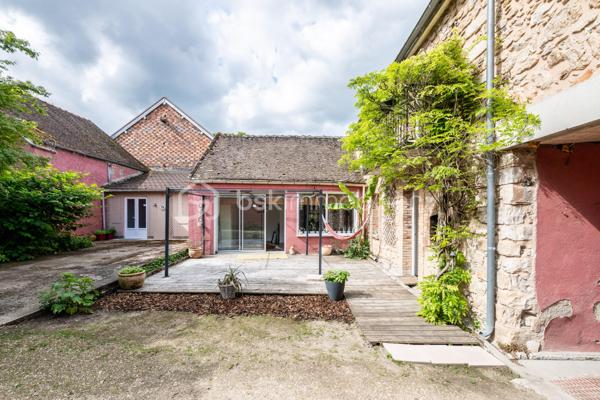 Vous serez charmé par cette très belle maison en pierre de taille située sur la très paisible commune de Chaumont (89340). L’ensemble des commodités se situe à 5 minutes, sur la commune de Champigny (89340). Vous y trouverez la gare ferroviaire menant à Paris Gare de Lyon / Paris Bercy (1h15 de trajet), l’école maternelle jusqu’à la fin de la primaire, épicerie, boulangeries, pharmacie, la poste, médecins.

Votre futur chez vous se démarque par une ambiance très chaleureuse de par son cachet d’antan présent dans l’ensemble de la propriété. 
La maison est composée d’une vaste entrée avec dressing, un wc séparé. Dans la continuité, un très beau double séjour de 70m2 environ qui saura vous ravir de par bien-sûr son volume généreux, sa luminosité naturellement présente grâce à sa grande baie vitrée donnant sur la terrasse ensoleillée. Pièce agrémentée de sa cheminée en pierre.  Accès à la belle cave voûtée située en dessous de la pièce de vie. Une cuisine séparée et équipée est présente. Accès direct à la terrasse possible aussi.  Profitez d’une vaste suite parentale de 17m2 avec accès là aussi un accès possible directement à l’extérieur. Une buanderie avec la chaufferie complètent le rez-de-chaussée. 

L’étage, agrémenté de son parquet véritable, dessert l’espace nuit composé de 3 chambres dont l’une d’une superficie de approximativement 24m2.  
Une pièce dressing est présente. Une salle de bains + douche et un wc séparé clos l’étage. 

Coté jardin : parcelle close et sans vis-à-vis avec une très belle terrasse de 30m2 pour profiter de beaux moments en famille et entre amis. Une petite dépendance est présente pour du stockage. 

Les autres + : 
- Chaudière au gaz changée en 2020 (garantie 10 ans) 
- Charme de l’ancien : tomettes, poutres, pierres 
- Luminosité naturelle 
- Tout à l’égout 
- Fibre optique 

Au delà des mots, le coup de coeur ne se raconte pas, il se vit !
