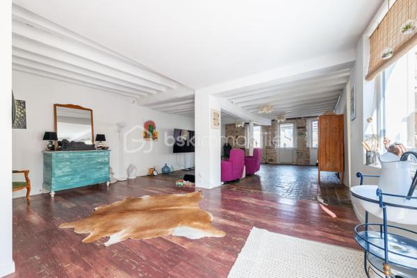 Vous serez charmé par cette très belle maison en pierre de taille située sur la très paisible commune de Chaumont (89340). L’ensemble des commodités se situe à 5 minutes, sur la commune de Champigny (89340). Vous y trouverez la gare ferroviaire menant à Paris Gare de Lyon / Paris Bercy (1h15 de trajet), l’école maternelle jusqu’à la fin de la primaire, épicerie, boulangeries, pharmacie, la poste, médecins.

Votre futur chez vous se démarque par une ambiance très chaleureuse de par son cachet d’antan présent dans l’ensemble de la propriété. 
La maison est composée d’une vaste entrée avec dressing, un wc séparé. Dans la continuité, un très beau double séjour de 70m2 environ qui saura vous ravir de par bien-sûr son volume généreux, sa luminosité naturellement présente grâce à sa grande baie vitrée donnant sur la terrasse ensoleillée. Pièce agrémentée de sa cheminée en pierre.  Accès à la belle cave voûtée située en dessous de la pièce de vie. Une cuisine séparée et équipée est présente. Accès direct à la terrasse possible aussi.  Profitez d’une vaste suite parentale de 17m2 avec accès là aussi un accès possible directement à l’extérieur. Une buanderie avec la chaufferie complètent le rez-de-chaussée. 

L’étage, agrémenté de son parquet véritable, dessert l’espace nuit composé de 3 chambres dont l’une d’une superficie de approximativement 24m2.  
Une pièce dressing est présente. Une salle de bains + douche et un wc séparé clos l’étage. 

Coté jardin : parcelle close et sans vis-à-vis avec une très belle terrasse de 30m2 pour profiter de beaux moments en famille et entre amis. Une petite dépendance est présente pour du stockage. 

Les autres + : 
- Chaudière au gaz changée en 2020 (garantie 10 ans) 
- Charme de l’ancien : tomettes, poutres, pierres 
- Luminosité naturelle 
- Tout à l’égout 
- Fibre optique 

Au delà des mots, le coup de coeur ne se raconte pas, il se vit !