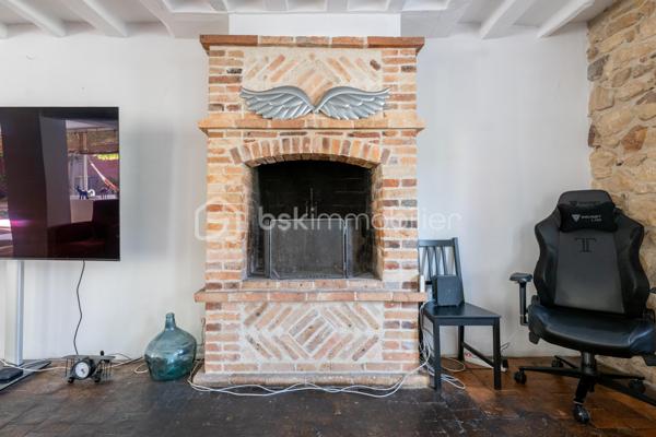 Vous serez charmé par cette très belle maison en pierre de taille située sur la très paisible commune de Chaumont (89340). L’ensemble des commodités se situe à 5 minutes, sur la commune de Champigny (89340). Vous y trouverez la gare ferroviaire menant à Paris Gare de Lyon / Paris Bercy (1h15 de trajet), l’école maternelle jusqu’à la fin de la primaire, épicerie, boulangeries, pharmacie, la poste, médecins.

Votre futur chez vous se démarque par une ambiance très chaleureuse de par son cachet d’antan présent dans l’ensemble de la propriété. 
La maison est composée d’une vaste entrée avec dressing, un wc séparé. Dans la continuité, un très beau double séjour de 70m2 environ qui saura vous ravir de par bien-sûr son volume généreux, sa luminosité naturellement présente grâce à sa grande baie vitrée donnant sur la terrasse ensoleillée. Pièce agrémentée de sa cheminée en pierre.  Accès à la belle cave voûtée située en dessous de la pièce de vie. Une cuisine séparée et équipée est présente. Accès direct à la terrasse possible aussi.  Profitez d’une vaste suite parentale de 17m2 avec accès là aussi un accès possible directement à l’extérieur. Une buanderie avec la chaufferie complètent le rez-de-chaussée. 

L’étage, agrémenté de son parquet véritable, dessert l’espace nuit composé de 3 chambres dont l’une d’une superficie de approximativement 24m2.  
Une pièce dressing est présente. Une salle de bains + douche et un wc séparé clos l’étage. 

Coté jardin : parcelle close et sans vis-à-vis avec une très belle terrasse de 30m2 pour profiter de beaux moments en famille et entre amis. Une petite dépendance est présente pour du stockage. 

Les autres + : 
- Chaudière au gaz changée en 2020 (garantie 10 ans) 
- Charme de l’ancien : tomettes, poutres, pierres 
- Luminosité naturelle 
- Tout à l’égout 
- Fibre optique 

Au delà des mots, le coup de coeur ne se raconte pas, il se vit !