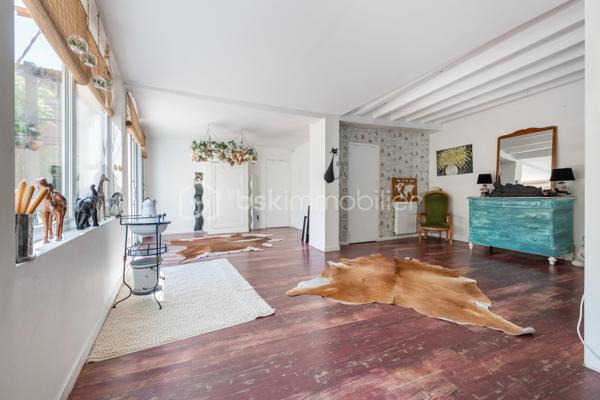 Vous serez charmé par cette très belle maison en pierre de taille située sur la très paisible commune de Chaumont (89340). L’ensemble des commodités se situe à 5 minutes, sur la commune de Champigny (89340). Vous y trouverez la gare ferroviaire menant à Paris Gare de Lyon / Paris Bercy (1h15 de trajet), l’école maternelle jusqu’à la fin de la primaire, épicerie, boulangeries, pharmacie, la poste, médecins.

Votre futur chez vous se démarque par une ambiance très chaleureuse de par son cachet d’antan présent dans l’ensemble de la propriété. 
La maison est composée d’une vaste entrée avec dressing, un wc séparé. Dans la continuité, un très beau double séjour de 70m2 environ qui saura vous ravir de par bien-sûr son volume généreux, sa luminosité naturellement présente grâce à sa grande baie vitrée donnant sur la terrasse ensoleillée. Pièce agrémentée de sa cheminée en pierre.  Accès à la belle cave voûtée située en dessous de la pièce de vie. Une cuisine séparée et équipée est présente. Accès direct à la terrasse possible aussi.  Profitez d’une vaste suite parentale de 17m2 avec accès là aussi un accès possible directement à l’extérieur. Une buanderie avec la chaufferie complètent le rez-de-chaussée. 

L’étage, agrémenté de son parquet véritable, dessert l’espace nuit composé de 3 chambres dont l’une d’une superficie de approximativement 24m2.  
Une pièce dressing est présente. Une salle de bains + douche et un wc séparé clos l’étage. 

Coté jardin : parcelle close et sans vis-à-vis avec une très belle terrasse de 30m2 pour profiter de beaux moments en famille et entre amis. Une petite dépendance est présente pour du stockage. 

Les autres + : 
- Chaudière au gaz changée en 2020 (garantie 10 ans) 
- Charme de l’ancien : tomettes, poutres, pierres 
- Luminosité naturelle 
- Tout à l’égout 
- Fibre optique 

Au delà des mots, le coup de coeur ne se raconte pas, il se vit !