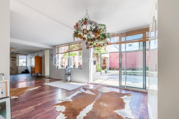 Vous serez charmé par cette très belle maison en pierre de taille située sur la très paisible commune de Chaumont (89340). L’ensemble des commodités se situe à 5 minutes, sur la commune de Champigny (89340). Vous y trouverez la gare ferroviaire menant à Paris Gare de Lyon / Paris Bercy (1h15 de trajet), l’école maternelle jusqu’à la fin de la primaire, épicerie, boulangeries, pharmacie, la poste, médecins.

Votre futur chez vous se démarque par une ambiance très chaleureuse de par son cachet d’antan présent dans l’ensemble de la propriété. 
La maison est composée d’une vaste entrée avec dressing, un wc séparé. Dans la continuité, un très beau double séjour de 70m2 environ qui saura vous ravir de par bien-sûr son volume généreux, sa luminosité naturellement présente grâce à sa grande baie vitrée donnant sur la terrasse ensoleillée. Pièce agrémentée de sa cheminée en pierre.  Accès à la belle cave voûtée située en dessous de la pièce de vie. Une cuisine séparée et équipée est présente. Accès direct à la terrasse possible aussi.  Profitez d’une vaste suite parentale de 17m2 avec accès là aussi un accès possible directement à l’extérieur. Une buanderie avec la chaufferie complètent le rez-de-chaussée. 

L’étage, agrémenté de son parquet véritable, dessert l’espace nuit composé de 3 chambres dont l’une d’une superficie de approximativement 24m2.  
Une pièce dressing est présente. Une salle de bains + douche et un wc séparé clos l’étage. 

Coté jardin : parcelle close et sans vis-à-vis avec une très belle terrasse de 30m2 pour profiter de beaux moments en famille et entre amis. Une petite dépendance est présente pour du stockage. 

Les autres + : 
- Chaudière au gaz changée en 2020 (garantie 10 ans) 
- Charme de l’ancien : tomettes, poutres, pierres 
- Luminosité naturelle 
- Tout à l’égout 
- Fibre optique 

Au delà des mots, le coup de coeur ne se raconte pas, il se vit !