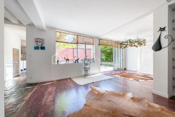 Vous serez charmé par cette très belle maison en pierre de taille située sur la très paisible commune de Chaumont (89340). L’ensemble des commodités se situe à 5 minutes, sur la commune de Champigny (89340). Vous y trouverez la gare ferroviaire menant à Paris Gare de Lyon / Paris Bercy (1h15 de trajet), l’école maternelle jusqu’à la fin de la primaire, épicerie, boulangeries, pharmacie, la poste, médecins.

Votre futur chez vous se démarque par une ambiance très chaleureuse de par son cachet d’antan présent dans l’ensemble de la propriété. 
La maison est composée d’une vaste entrée avec dressing, un wc séparé. Dans la continuité, un très beau double séjour de 70m2 environ qui saura vous ravir de par bien-sûr son volume généreux, sa luminosité naturellement présente grâce à sa grande baie vitrée donnant sur la terrasse ensoleillée. Pièce agrémentée de sa cheminée en pierre.  Accès à la belle cave voûtée située en dessous de la pièce de vie. Une cuisine séparée et équipée est présente. Accès direct à la terrasse possible aussi.  Profitez d’une vaste suite parentale de 17m2 avec accès là aussi un accès possible directement à l’extérieur. Une buanderie avec la chaufferie complètent le rez-de-chaussée. 

L’étage, agrémenté de son parquet véritable, dessert l’espace nuit composé de 3 chambres dont l’une d’une superficie de approximativement 24m2.  
Une pièce dressing est présente. Une salle de bains + douche et un wc séparé clos l’étage. 

Coté jardin : parcelle close et sans vis-à-vis avec une très belle terrasse de 30m2 pour profiter de beaux moments en famille et entre amis. Une petite dépendance est présente pour du stockage. 

Les autres + : 
- Chaudière au gaz changée en 2020 (garantie 10 ans) 
- Charme de l’ancien : tomettes, poutres, pierres 
- Luminosité naturelle 
- Tout à l’égout 
- Fibre optique 

Au delà des mots, le coup de coeur ne se raconte pas, il se vit !