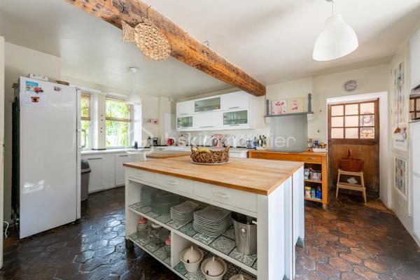 Vous serez charmé par cette très belle maison en pierre de taille située sur la très paisible commune de Chaumont (89340). L’ensemble des commodités se situe à 5 minutes, sur la commune de Champigny (89340). Vous y trouverez la gare ferroviaire menant à Paris Gare de Lyon / Paris Bercy (1h15 de trajet), l’école maternelle jusqu’à la fin de la primaire, épicerie, boulangeries, pharmacie, la poste, médecins.

Votre futur chez vous se démarque par une ambiance très chaleureuse de par son cachet d’antan présent dans l’ensemble de la propriété. 
La maison est composée d’une vaste entrée avec dressing, un wc séparé. Dans la continuité, un très beau double séjour de 70m2 environ qui saura vous ravir de par bien-sûr son volume généreux, sa luminosité naturellement présente grâce à sa grande baie vitrée donnant sur la terrasse ensoleillée. Pièce agrémentée de sa cheminée en pierre.  Accès à la belle cave voûtée située en dessous de la pièce de vie. Une cuisine séparée et équipée est présente. Accès direct à la terrasse possible aussi.  Profitez d’une vaste suite parentale de 17m2 avec accès là aussi un accès possible directement à l’extérieur. Une buanderie avec la chaufferie complètent le rez-de-chaussée. 

L’étage, agrémenté de son parquet véritable, dessert l’espace nuit composé de 3 chambres dont l’une d’une superficie de approximativement 24m2.  
Une pièce dressing est présente. Une salle de bains + douche et un wc séparé clos l’étage. 

Coté jardin : parcelle close et sans vis-à-vis avec une très belle terrasse de 30m2 pour profiter de beaux moments en famille et entre amis. Une petite dépendance est présente pour du stockage. 

Les autres + : 
- Chaudière au gaz changée en 2020 (garantie 10 ans) 
- Charme de l’ancien : tomettes, poutres, pierres 
- Luminosité naturelle 
- Tout à l’égout 
- Fibre optique 

Au delà des mots, le coup de coeur ne se raconte pas, il se vit !