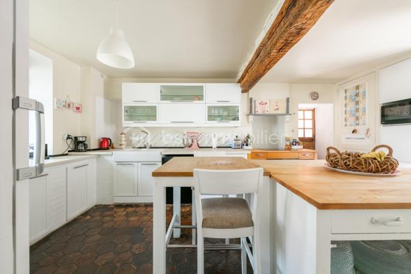 Vous serez charmé par cette très belle maison en pierre de taille située sur la très paisible commune de Chaumont (89340). L’ensemble des commodités se situe à 5 minutes, sur la commune de Champigny (89340). Vous y trouverez la gare ferroviaire menant à Paris Gare de Lyon / Paris Bercy (1h15 de trajet), l’école maternelle jusqu’à la fin de la primaire, épicerie, boulangeries, pharmacie, la poste, médecins.

Votre futur chez vous se démarque par une ambiance très chaleureuse de par son cachet d’antan présent dans l’ensemble de la propriété. 
La maison est composée d’une vaste entrée avec dressing, un wc séparé. Dans la continuité, un très beau double séjour de 70m2 environ qui saura vous ravir de par bien-sûr son volume généreux, sa luminosité naturellement présente grâce à sa grande baie vitrée donnant sur la terrasse ensoleillée. Pièce agrémentée de sa cheminée en pierre.  Accès à la belle cave voûtée située en dessous de la pièce de vie. Une cuisine séparée et équipée est présente. Accès direct à la terrasse possible aussi.  Profitez d’une vaste suite parentale de 17m2 avec accès là aussi un accès possible directement à l’extérieur. Une buanderie avec la chaufferie complètent le rez-de-chaussée. 

L’étage, agrémenté de son parquet véritable, dessert l’espace nuit composé de 3 chambres dont l’une d’une superficie de approximativement 24m2.  
Une pièce dressing est présente. Une salle de bains + douche et un wc séparé clos l’étage. 

Coté jardin : parcelle close et sans vis-à-vis avec une très belle terrasse de 30m2 pour profiter de beaux moments en famille et entre amis. Une petite dépendance est présente pour du stockage. 

Les autres + : 
- Chaudière au gaz changée en 2020 (garantie 10 ans) 
- Charme de l’ancien : tomettes, poutres, pierres 
- Luminosité naturelle 
- Tout à l’égout 
- Fibre optique 

Au delà des mots, le coup de coeur ne se raconte pas, il se vit !