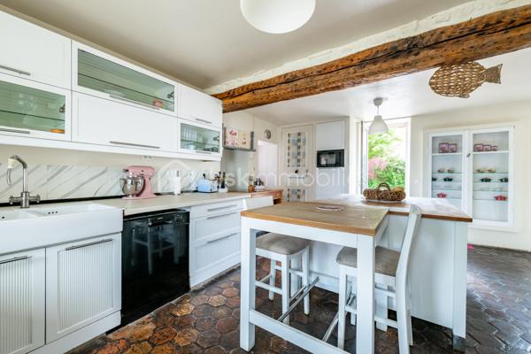 Vous serez charmé par cette très belle maison en pierre de taille située sur la très paisible commune de Chaumont (89340). L’ensemble des commodités se situe à 5 minutes, sur la commune de Champigny (89340). Vous y trouverez la gare ferroviaire menant à Paris Gare de Lyon / Paris Bercy (1h15 de trajet), l’école maternelle jusqu’à la fin de la primaire, épicerie, boulangeries, pharmacie, la poste, médecins.

Votre futur chez vous se démarque par une ambiance très chaleureuse de par son cachet d’antan présent dans l’ensemble de la propriété. 
La maison est composée d’une vaste entrée avec dressing, un wc séparé. Dans la continuité, un très beau double séjour de 70m2 environ qui saura vous ravir de par bien-sûr son volume généreux, sa luminosité naturellement présente grâce à sa grande baie vitrée donnant sur la terrasse ensoleillée. Pièce agrémentée de sa cheminée en pierre.  Accès à la belle cave voûtée située en dessous de la pièce de vie. Une cuisine séparée et équipée est présente. Accès direct à la terrasse possible aussi.  Profitez d’une vaste suite parentale de 17m2 avec accès là aussi un accès possible directement à l’extérieur. Une buanderie avec la chaufferie complètent le rez-de-chaussée. 

L’étage, agrémenté de son parquet véritable, dessert l’espace nuit composé de 3 chambres dont l’une d’une superficie de approximativement 24m2.  
Une pièce dressing est présente. Une salle de bains + douche et un wc séparé clos l’étage. 

Coté jardin : parcelle close et sans vis-à-vis avec une très belle terrasse de 30m2 pour profiter de beaux moments en famille et entre amis. Une petite dépendance est présente pour du stockage. 

Les autres + : 
- Chaudière au gaz changée en 2020 (garantie 10 ans) 
- Charme de l’ancien : tomettes, poutres, pierres 
- Luminosité naturelle 
- Tout à l’égout 
- Fibre optique 

Au delà des mots, le coup de coeur ne se raconte pas, il se vit !