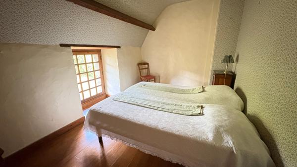 Chaumière située dans un village de pierre proche du bourg de Plougoumelen