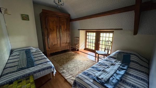 Chaumière située dans un village de pierre proche du bourg de Plougoumelen