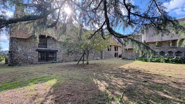 Chaumière située dans un village de pierre proche du bourg de Plougoumelen