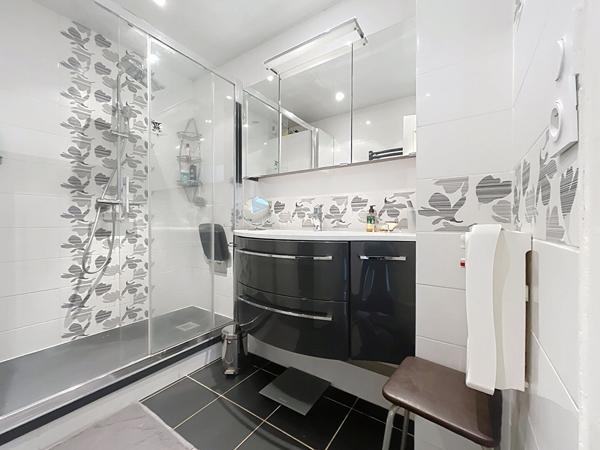 A vendre - Appartement T5 de 98 m² au dernier étage avec ascenseur, balcons, deux stationnements et cave - Rare à la vente "Angers Gare / Visitation"