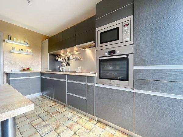 A vendre - Appartement T5 de 98 m² au dernier étage avec ascenseur, balcons, deux stationnements et cave - Rare à la vente "Angers Gare / Visitation"