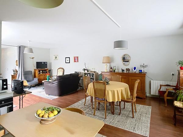 A vendre Angers Sud à 3 minutes à pieds du terminus de l'arrêt de tramway, appartement type 4, normes PMR, rez-de-chaussée avec jardin privatif et entrée indépendante, 2 chambres, 1 bureau, grand séjour lumineux, cuisine ouverte,terrasse, jardin clos et g