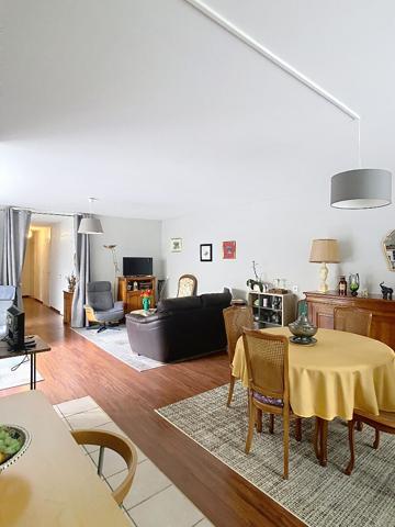 A vendre Angers Sud à 3 minutes à pieds du terminus de l'arrêt de tramway, appartement type 4, normes PMR, rez-de-chaussée avec jardin privatif et entrée indépendante, 2 chambres, 1 bureau, grand séjour lumineux, cuisine ouverte,terrasse, jardin clos et g