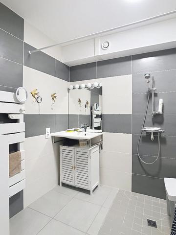 A vendre Angers Sud à 3 minutes à pieds du terminus de l'arrêt de tramway, appartement type 4, normes PMR, rez-de-chaussée avec jardin privatif et entrée indépendante, 2 chambres, 1 bureau, grand séjour lumineux, cuisine ouverte,terrasse, jardin clos et g