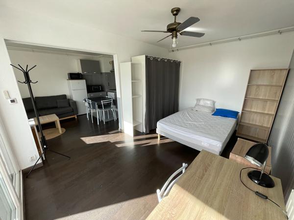 A vendre Angers Belle Beille Patton, appartement type 1bis avec cuisine aménagée équipée, un espace chambre, un balcon, 1er étage, ascenseur, place de parking privative. Arrêt de tramway et bus à 3 minutes à pieds, commerces aux pieds de la résidence. Idé