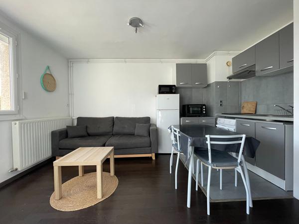 A vendre Angers Belle Beille Patton, appartement type 1bis avec cuisine aménagée équipée, un espace chambre, un balcon, 1er étage, ascenseur, place de parking privative. Arrêt de tramway et bus à 3 minutes à pieds, commerces aux pieds de la résidence. Idé