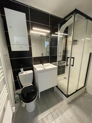 A vendre Angers Belle Beille Patton, appartement type 1bis avec cuisine aménagée équipée, un espace chambre, un balcon, 1er étage, ascenseur, place de parking privative. Arrêt de tramway et bus à 3 minutes à pieds, commerces aux pieds de la résidence. Idé