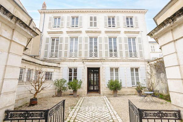Hôtel particulier historique et son pavillon au cachet atypique
