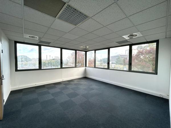 Bureaux à louer divisibles à partir de 119 m² à Bordeaux Lac proche tram