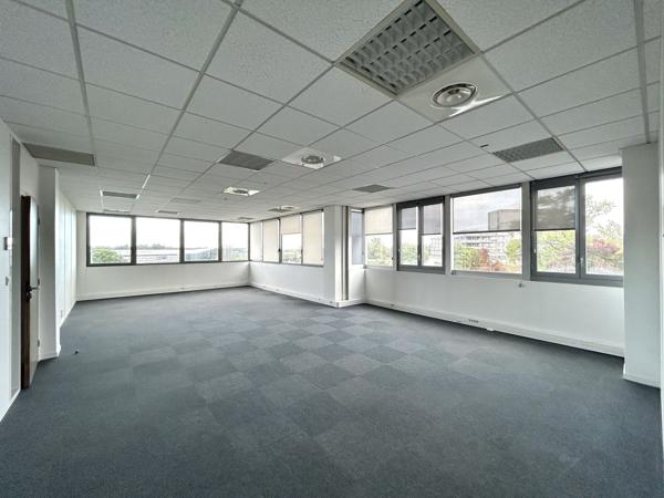 Bureaux à louer divisibles à partir de 119 m² à Bordeaux Lac proche tram