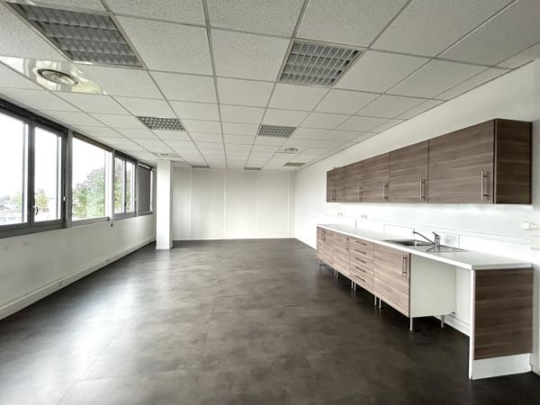Bureaux à louer divisibles à partir de 119 m² à Bordeaux Lac proche tram