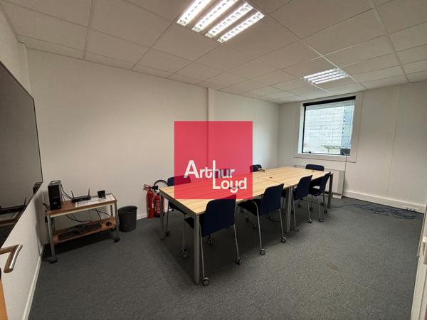 Bureau à louer 101 m² à Grenoble open space lumineux parking inclus
