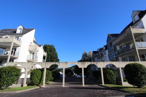 HAUT DE KERFEUNTEUN, UN BEL APPARTEMENT TYPE 2 AVEC SA TERRASSE & SON PARKING. - A QUIMPER Quimper NORD