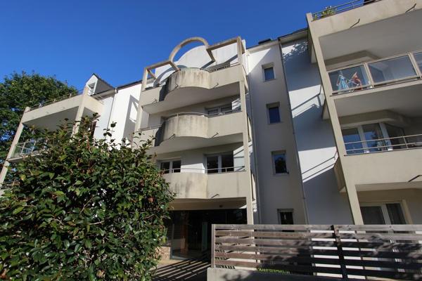 HAUT DE KERFEUNTEUN, UN BEL APPARTEMENT TYPE 2 AVEC SA TERRASSE & SON PARKING. - A QUIMPER Quimper NORD