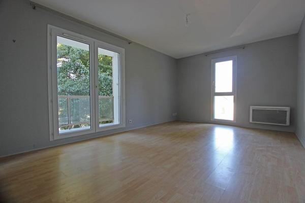 HAUT DE KERFEUNTEUN, UN BEL APPARTEMENT TYPE 2 AVEC SA TERRASSE & SON PARKING. - A QUIMPER Quimper NORD