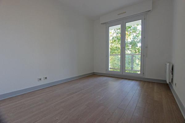 HAUT DE KERFEUNTEUN, UN BEL APPARTEMENT TYPE 2 AVEC SA TERRASSE & SON PARKING. - A QUIMPER Quimper NORD