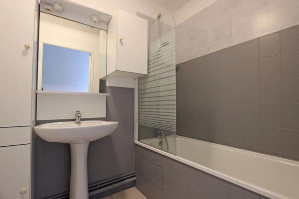 HAUT DE KERFEUNTEUN, UN BEL APPARTEMENT TYPE 2 AVEC SA TERRASSE & SON PARKING. - A QUIMPER Quimper NORD