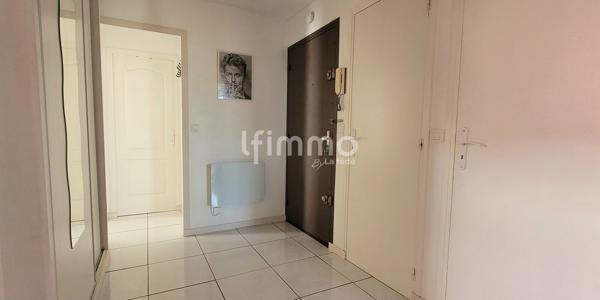 Appartement F3 avec terrasse, cave et parking privatif