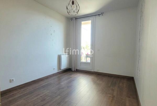 Appartement F3 avec terrasse, cave et parking privatif