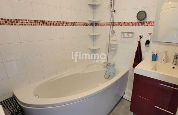 Appartement F3 avec terrasse, cave et parking privatif