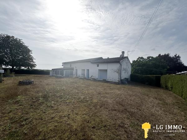 Maison de plain-pied au milieu de son jardin arboré d'arbres fruitiers avec grange de 346 m2