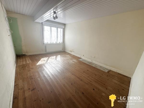 Maison de plain-pied au milieu de son jardin arboré d'arbres fruitiers avec grange de 346 m2