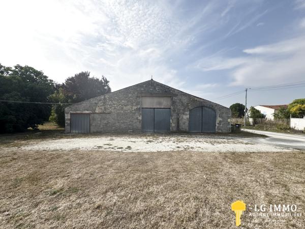 Maison de plain-pied au milieu de son jardin arboré d'arbres fruitiers avec grange de 346 m2